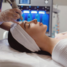 Load image into Gallery viewer, Deep Cleansing &amp; Hydrating Hydro-Glow Facial 30mins